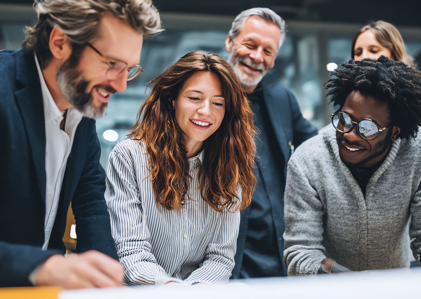 Équipe professionnelle en réunion analysant les performances RH